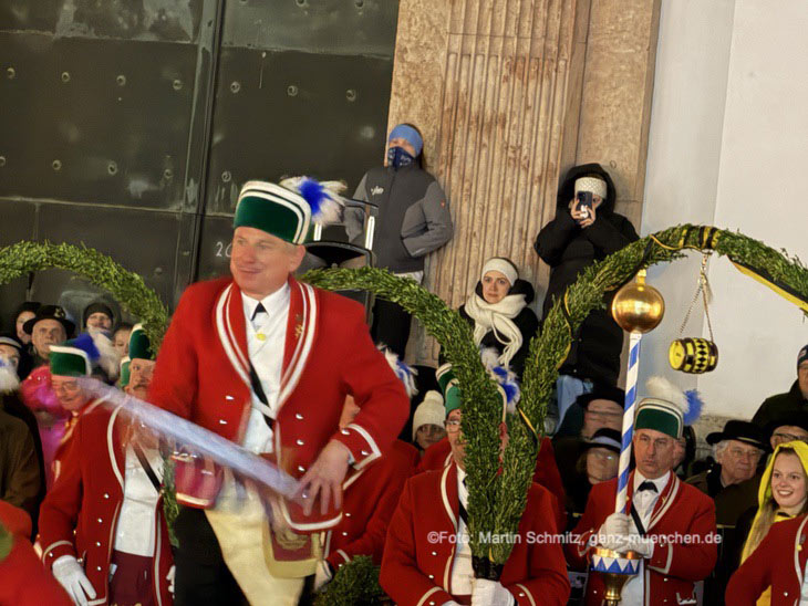 Letzter Auftritt Sch&auml;fflertanz am 17.02.2026 vor St. Michael (&copy;Foto: Martin Schmitz) 